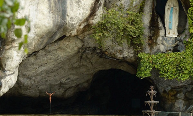 19.06.2013. Lourdes. Francja. Grota Najświętszej Maryi Panny znalazła się pod wodą. Powódź spowodowała zamknięcie sanktuarium w Lourdes 