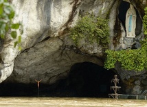 19.06.2013. Lourdes. Francja. Grota Najświętszej Maryi Panny znalazła się pod wodą. Powódź spowodowała zamknięcie sanktuarium w Lourdes 