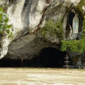 19.06.2013. Lourdes. Francja. Grota Najświętszej Maryi Panny znalazła się pod wodą. Powódź spowodowała zamknięcie sanktuarium w Lourdes 