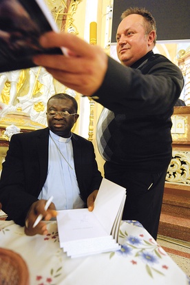 Autograf nigeryjskiego biskupa – prawdziwa rzadkość