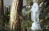 Rzeźba Maryi na prywatnej posesji w Podkowie Leśnej