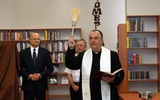 Nową bibliotekę poświęcił proboszcz parafii ks. Marek Otolski