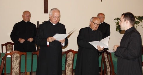 Ważny moment w życiu kapłana. Ks. Michał Szkupiński odbiera dekret kierujący go do posługi w parafii św. Małgorzaty Dziewicy i Męczennicy w Górze św. Małgorzaty