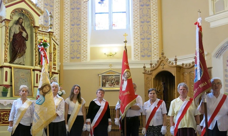 Członkowie Arcybractwa trwają na modlitwie przy Sercu Jezusa.