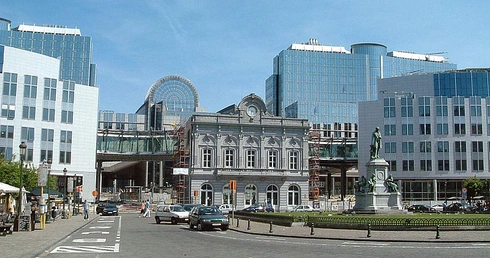 PE przyjął skandaliczny homoraport