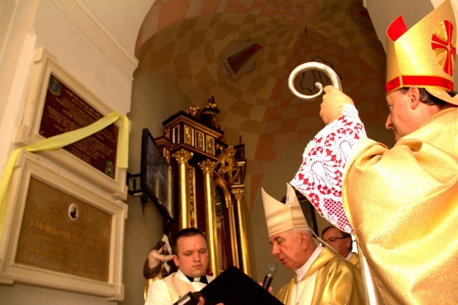 Tablica bp. Jana Obłąka w Borzęcinie