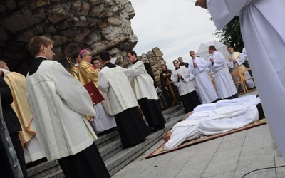 Mężczyźni i młodzieńcy u świętej Anny