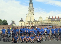 Na rowerach do Częstochowy wybrała się blisko czterdziestoosobowa grupa młodych parafian z opiekunami