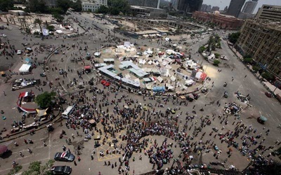 Eksplozja radości i śmigłowce nad Kairem