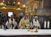 – Niech ten kościół będzie znakiem Twojej świętości i niech wzywa wszystkich do odnowy i uświęcenia życia oraz pojednania z Bogiem – modlił się bp Piotr Libera w czasie uroczystości jubileuszowej w kościele farnym w Mławie 