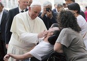  26.06.2013, Rzym. Papież Franciszek podczas audiencji generalnej na placu św. Piotra pozdrawia wiernych, zatrzymuje się przy chorych