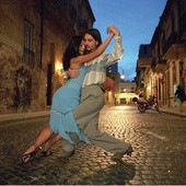 Zdjęcie Stanisława Markowskiego przedstawiające Javiera i Geraldine tańczących tango na uliczce San Telmo  – dzielnicy Buenos Aires