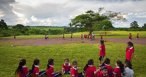 Lekcja WF w katolickiej szkole  w San Javier – najstarszej redukcji jezuickiej w Boliwii