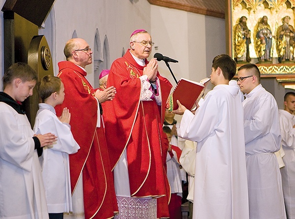 Eucharystię w intencji papieża koncelebrowali bp E. Dajczak, bp senior T. Werno oraz duszpasterze parafii katedralnej