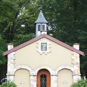Kapliczka znajduje się w Rokitnicy przy skrzyżowaniu ulic Krakowskiej i Jordana oraz Ofiar Katynia