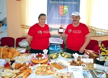  Agnieszka i Stanisław Smaliszowie przed swoim stoiskiem podczas festiwalu