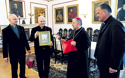 Gospodarze wręczyli pasterzowi i seminarium pamiątkowe obrazy z widokiem pomnika Jana Pawła II i kard. S. Wyszyńskiego z dziedzińca KUL. Stoją od lewej: ks. Jarosław Wojtkun, ks. Marek Chmielewski, bp Henryk Tomasik i ks. Antoni Dębiński