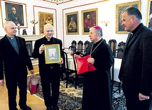 Gospodarze wręczyli pasterzowi i seminarium pamiątkowe obrazy z widokiem pomnika Jana Pawła II i kard. S. Wyszyńskiego z dziedzińca KUL. Stoją od lewej: ks. Jarosław Wojtkun, ks. Marek Chmielewski, bp Henryk Tomasik i ks. Antoni Dębiński