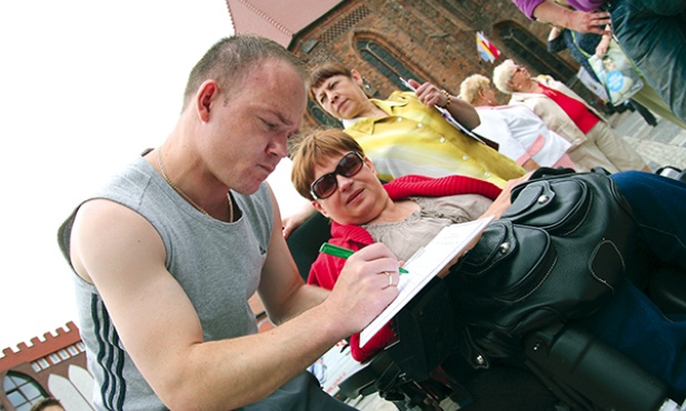 – Popieram ten projekt, bo niepełnosprawni wciąż mają problemy z poruszaniem się po miastach i dotarciem do instytucji. Usiądźmy na chwilę na wózku i zobaczmy, jak to jest – mówi Jacek Jaćmirski