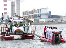 Abp Skworc przyznał, że po raz pierwszy odprawia Mszę św. w łodzi