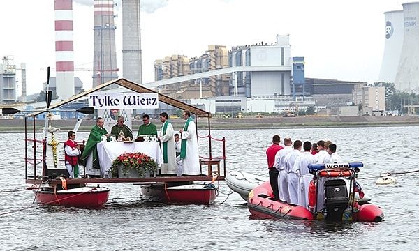  Abp Skworc przyznał, że po raz pierwszy odprawia Mszę św. w łodzi