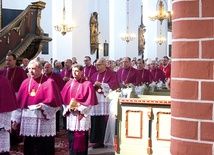 Na uroczystości zebrali się wierni i lidzbarska kapituła