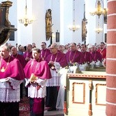 Na uroczystości zebrali się wierni i lidzbarska kapituła