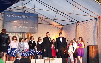 Co roku do Wojsławic, by śpiewać Panu Bogu, przyjeżdża coraz więcej młodych ludzi