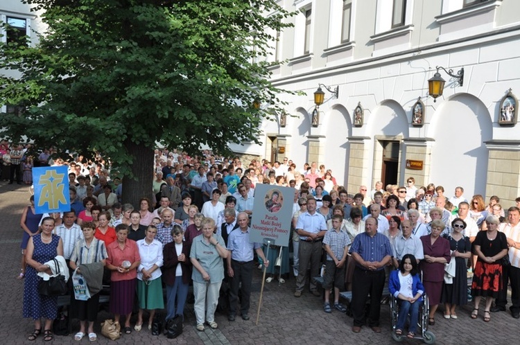 Pielgrzymi na placu sanktuaryjnym