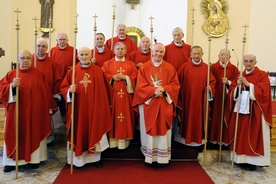 Po Mszy św. jubilaci stanęli do wspólnej fotografii z biskupami Ignacym Decem i Henrykiem Tomasikiem