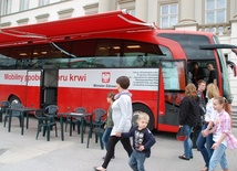 W mobilnym autobusie można oddawać krew przez całe wakacje