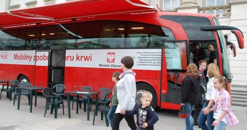 W mobilnym autobusie można oddawać krew przez całe wakacje