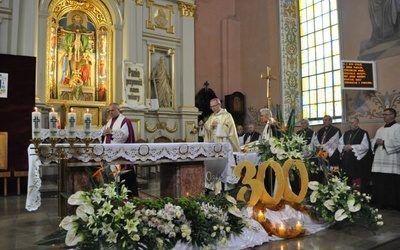 Bp Piotr Libera przewodniczył Mszy św. dziękczynnej za wiarę mławskich parafian 