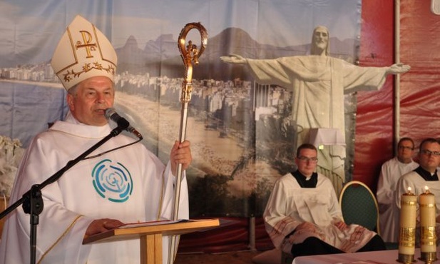 - Życzę wam czasu wzrastania, aby wasze ręce dotknęły rąk potężnego w miłość i dobroć Jezusa - mówił do młodych bp Henryk Tomasik
