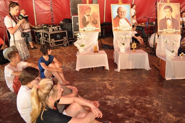 5 lipca. W namiocie adoracji towarzyszą młodzieży relikwie świętych: bł. Karoliny Kózkówny, bł. Jana Pawła II i św. Dominika Savio