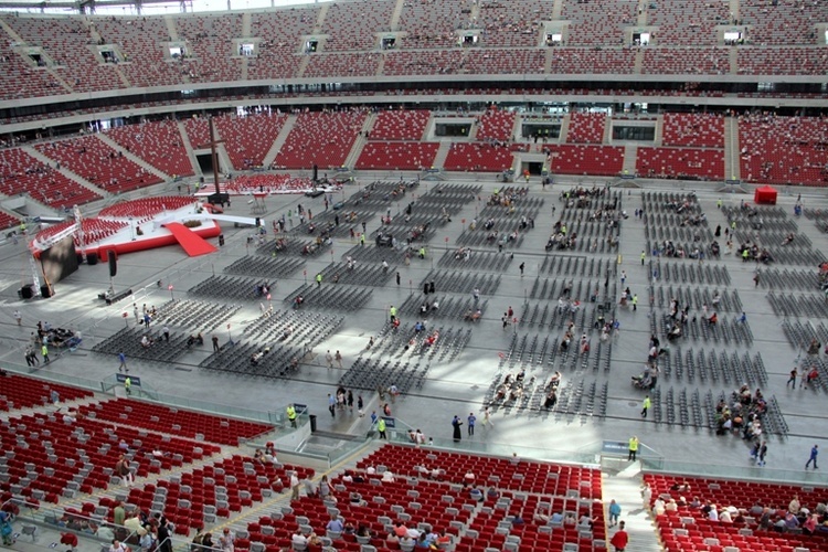 Kilkoma bramkami uczestnicy spokojnie wchodzą na Stadion Narodowy