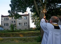 Stałym elementem każdej ewangelizacji jest procesja eucharytsyczna z błogosławieństwem domów 