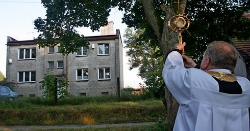 Stałym elementem każdej ewangelizacji jest procesja eucharytsyczna z błogosławieństwem domów 