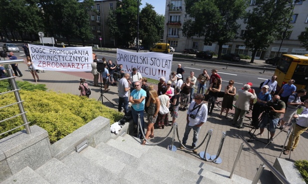 "Jaruzelski sto lat w kiciu!"