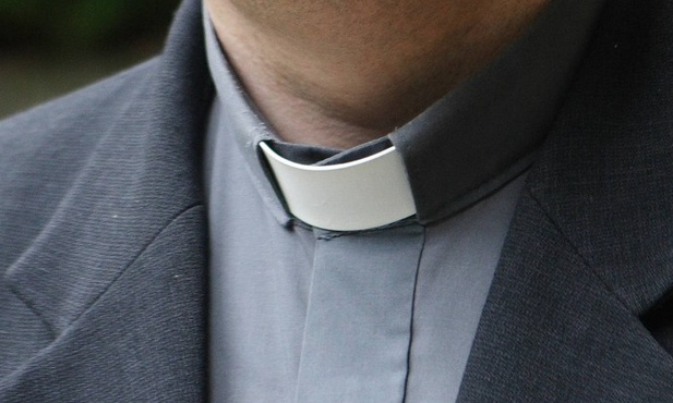 Z młotkiem na księdza
