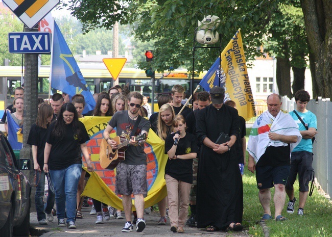 Bez płaszcza ani sandałów