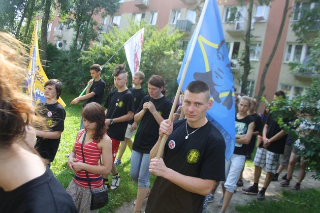 Bez płaszcza ani sandałów