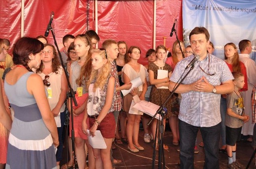 7 lipca. Chór pod kierunkiem Piotra Pałki wykonał śpiewy w czasie Mszy św.