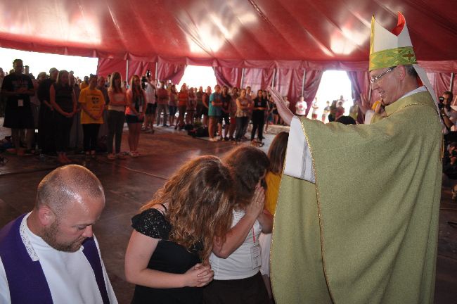 7 lipca. Bp Piotr Libera udziela błogosławieństwa młodzieży wyjeżdżającej na Światowe Dni Młodzieży do Rio de Janeiro