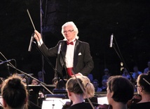 Tadeusz Wojciechowski dyryguje orkiestrą Sinfonia Iuventus