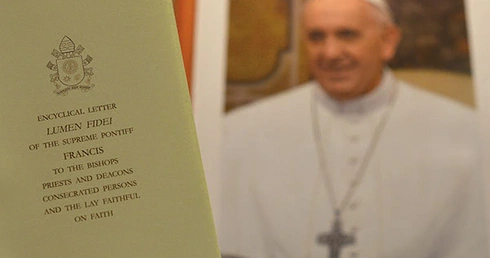 Po raz pierwszy w historii Kościoła ogłoszona została encyklika napisana przez dwóch żyjących papieży