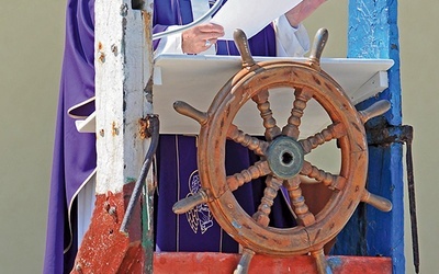 Papież odprawił Mszę św.  przy ołtarzu zbudowanym z elementów łodzi, na których przypłynęli na Lampedusę imigranci 