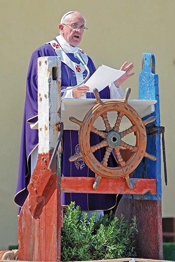 Papież odprawił Mszę św.  przy ołtarzu zbudowanym z elementów łodzi, na których przypłynęli na Lampedusę imigranci 