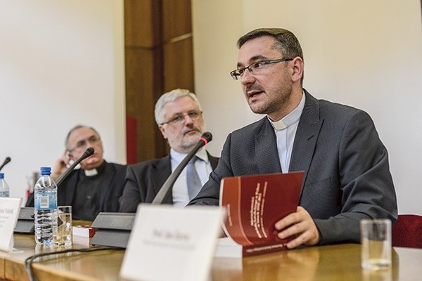 Ks. prof. Dariusz Walencik podczas prezentacji swej książki w siedzibie Sekretariatu Episkopatu Polski. Za nim siedzą Marcin Przeciszewski, prezes KAI, oraz ks. dr Józef Kloch, rzecznik episkopatu