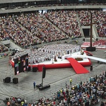 Na płycie stadionu stanęły podest w kształcie serca i potężny krzyż. Eucharystii przewodniczył  abp Henryk Hoser